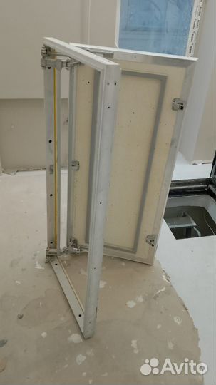 Люк ревизионный под плитку нажимной