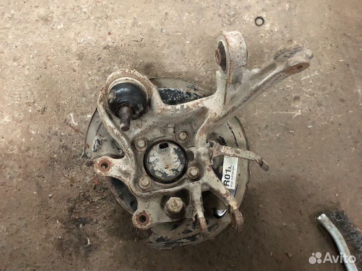 Toyota avensis кулак задний правый