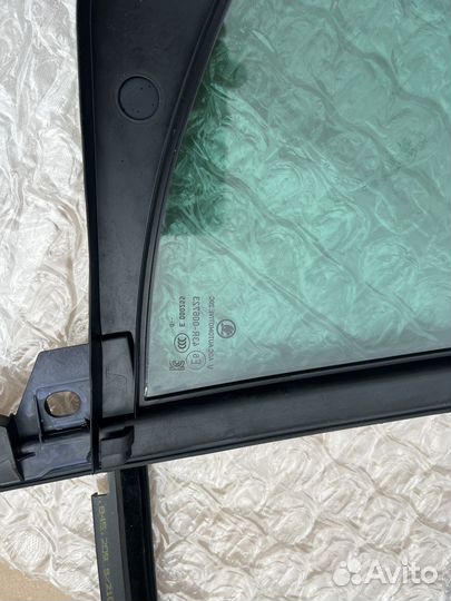 Заднее стекло левое на skoda octavia 2020