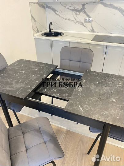 Кухонный стол и стулья. Бесплатная доставка