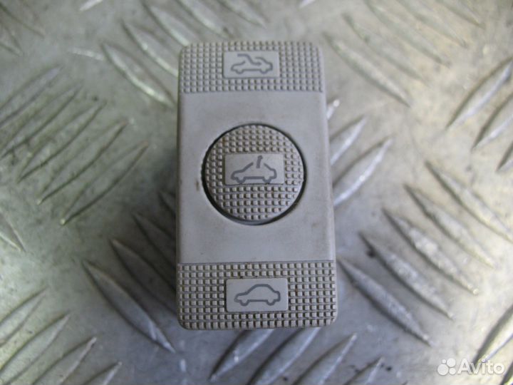 Кнопка люка Volkswagen Golf 3 / Vento 1992г