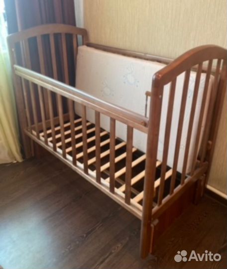 Детская кроватка с маятником