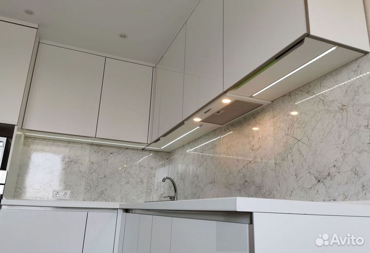 Угловая в потолок кухня на заказ