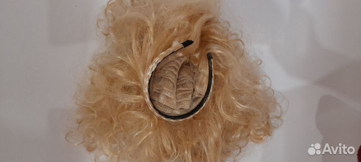 Парик из синтетических волос блонд