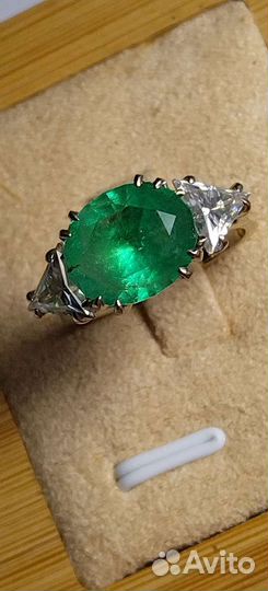 Золотое кольцо с изумрудом Урал и муассанитами