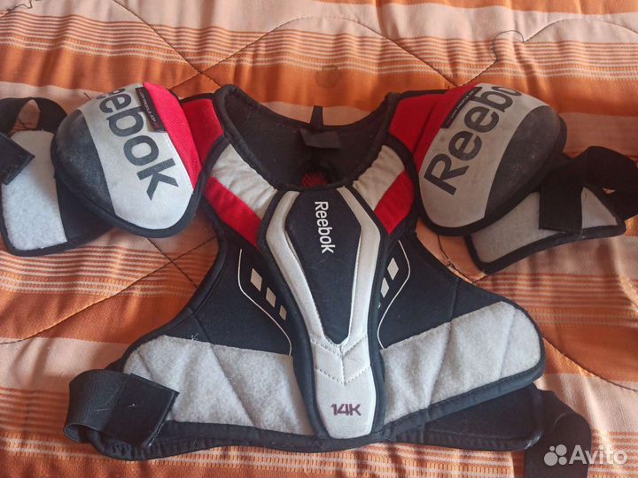 Нагрудник хоккейный reebok, хоккейный шлем