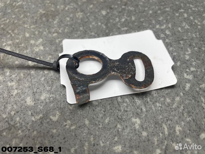 1540507 Кронштейн крепится на балке заднего