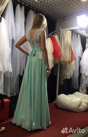 Вечернее мятное платье