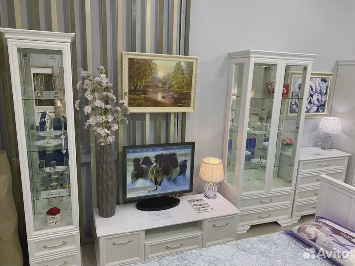 Тумба тв белая 2 двери 1 ящик