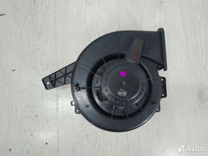 Вентилятор мотор печки отопителя Skoda rapid