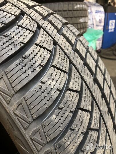 RoadX RXMotion 4S 225/50 R17