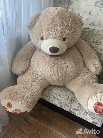 Большой плюшевый медведь