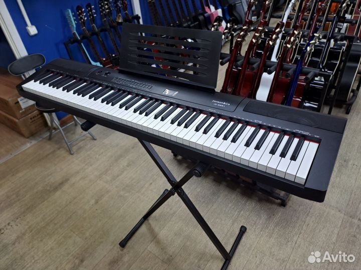 Цифровое пианино со стойкой