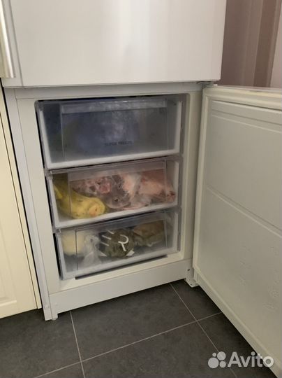 Холодильник Hotpoint Ariston