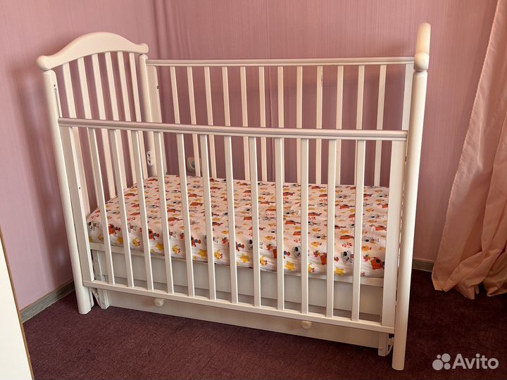 Детская кроватка с маятником и ящиком