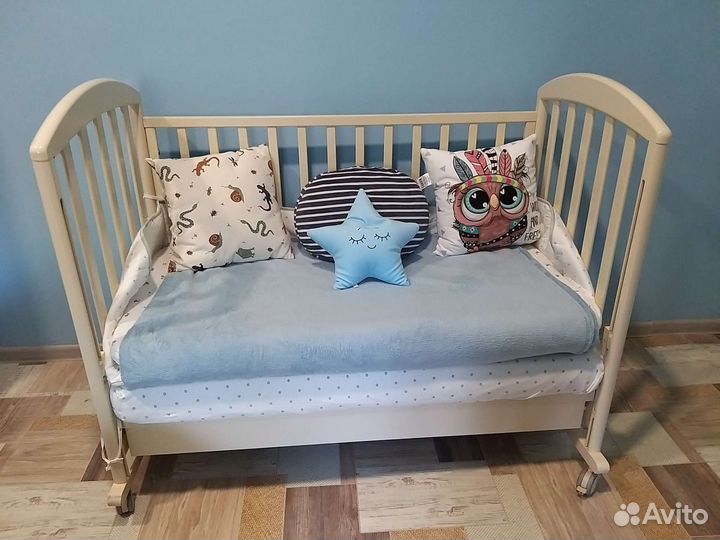 Кроватка с ящиком (+ 2 матраса, белье и др.)