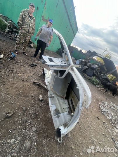 Заднее правое крыло Гранта седан