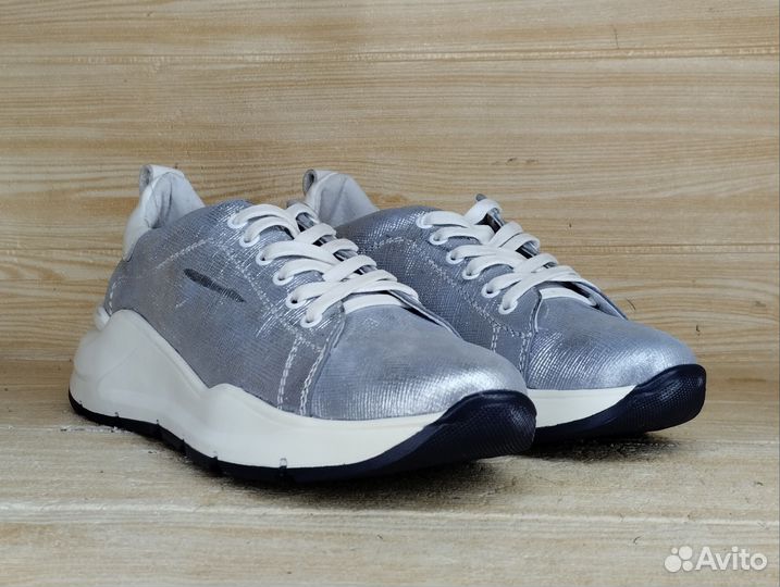 Размер 37. Кроссовки (весна)