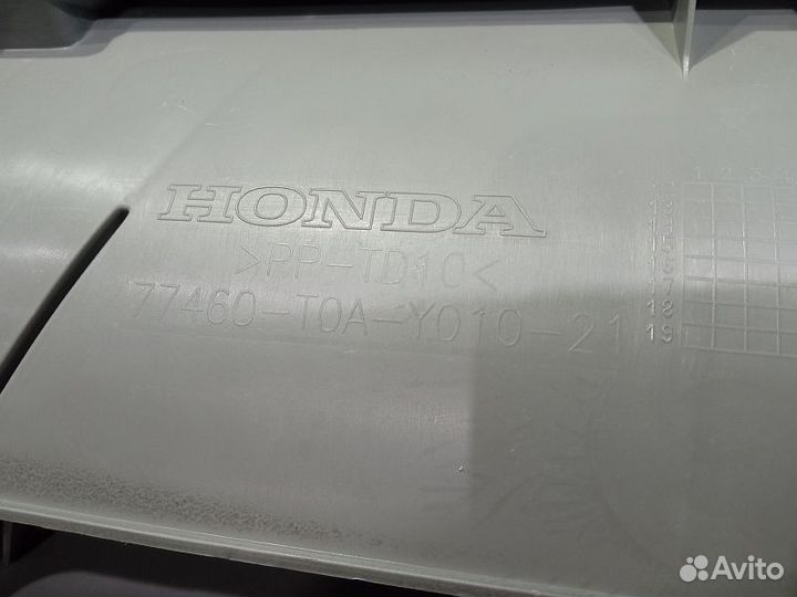 Обшивка стойки передней нижняя правая Mitsubishi P