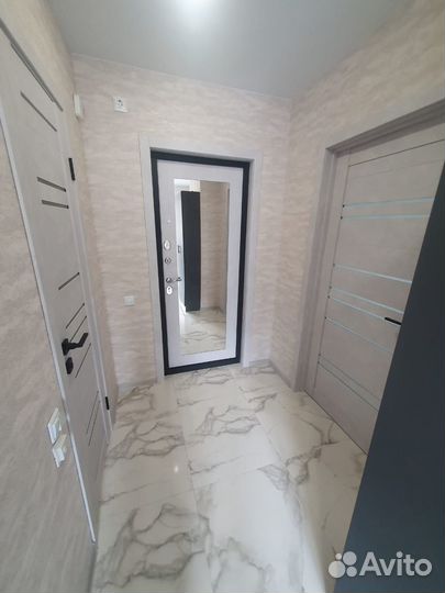 Дверь входная металлическая с зеркалом