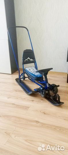 Детский снегокат с ручкой и колесами