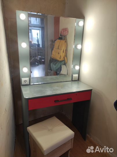 Туалетный столик с пуфом и подсветкой (крашенный)