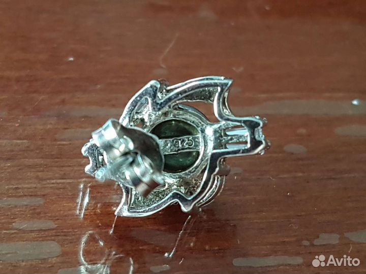 Серебряные серьги с натуральным зеленым жемчугом