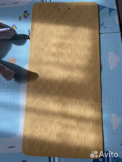 Противоскользящий коврик в ванну