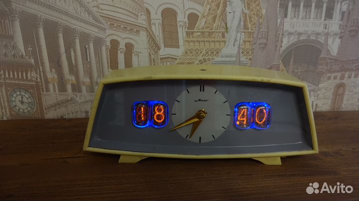 Ретро часы. неоновые индикаторы. механика тикает