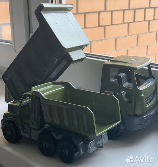 Игрушка 2 самосвала, военный