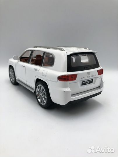 Модель автомобиля Toyota Land Cruiser 300 1:24