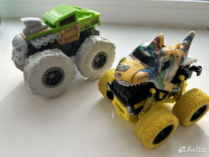 Машинка Hot wheels монстер трак / акула-перевертыш