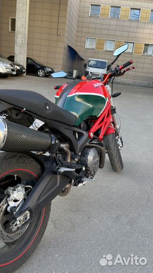 Ducati Monster 696