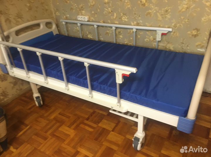 Медицинская кровать с матрасом и туалетом