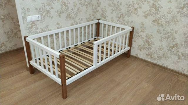 Кроватка из натурального дерева с бортиком для мал