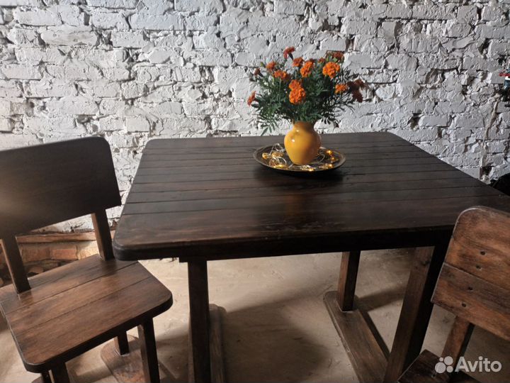 Стол и стулья