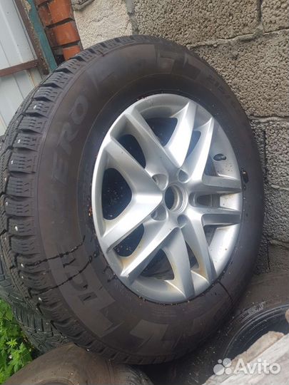 Pirelli Ice Zero 215/65 R16