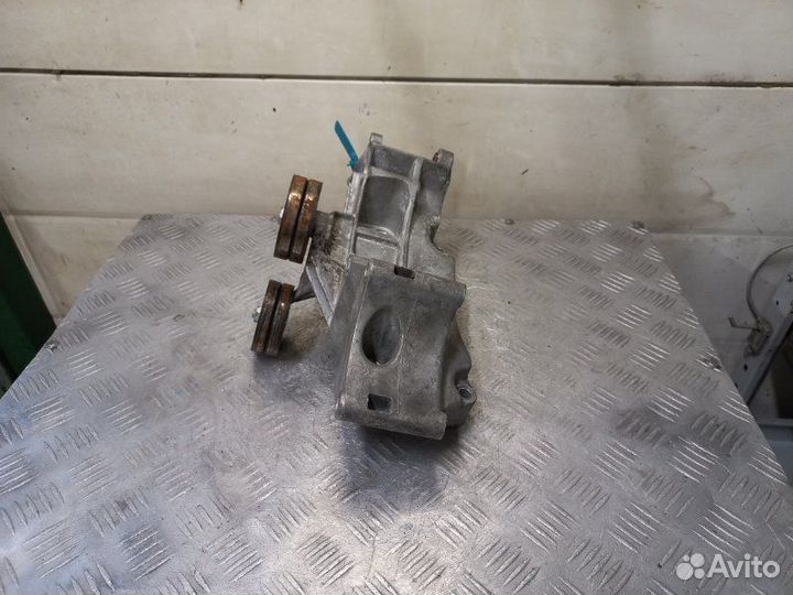 Кронштейн генератора Volkswagen Bora 1.6 AZD