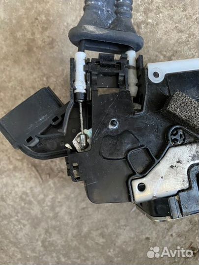 Замок боковой двери задний правый Nissan Murano