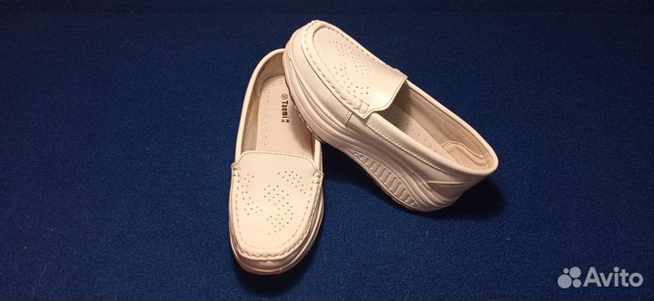 Лоферы мокасины женские кожа 35р белые shape up