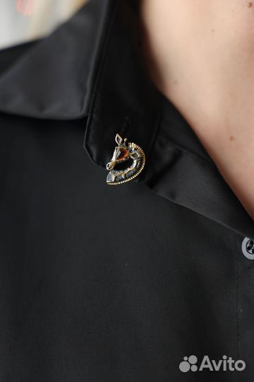 Брошь с натуральным янтарем