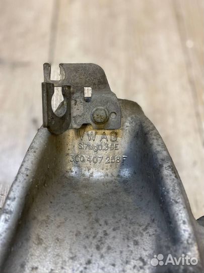 Кулак поворотный правый в сборе Volkswagen Passat