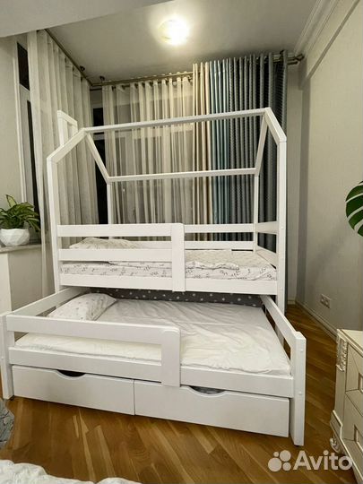 Двухъярусная детская кровать домик