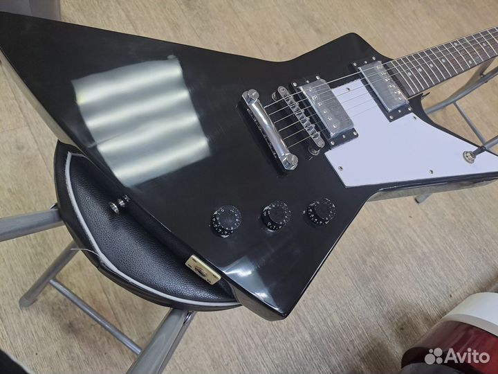 Электрогитара чёрная корпус Explorer