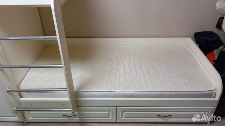 Детские кровати с матрасами для двоих детей и шкаф