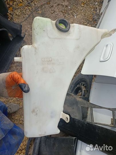 Бочок омывателя audi a4 b8