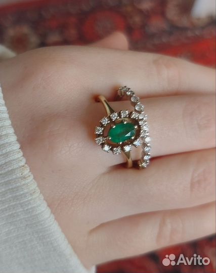 Золотое кольцо с изумрудом и бриллиантами