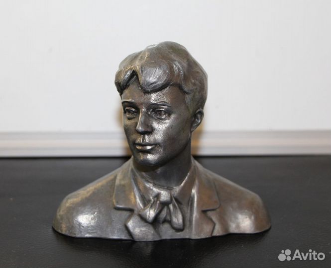 Бюст Есенин