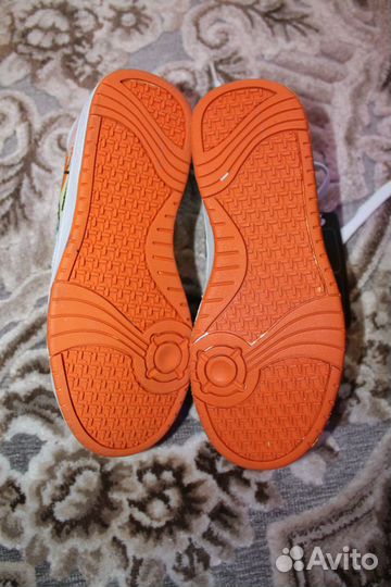 Продаются новые женские кроссовки