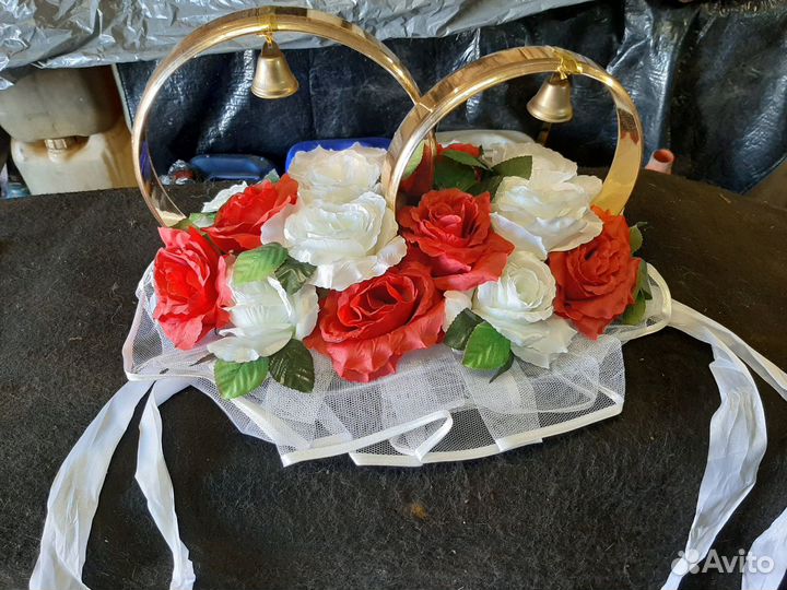 Украшение на крышу авто: свадебные кольца